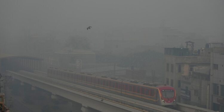 लाहोर खतरनाक वायु गुणस्तरका कारण ‘लकडाउन’