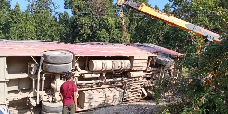 मकवानपुरमा बस पल्टियो, ३५ यात्रु घाइते