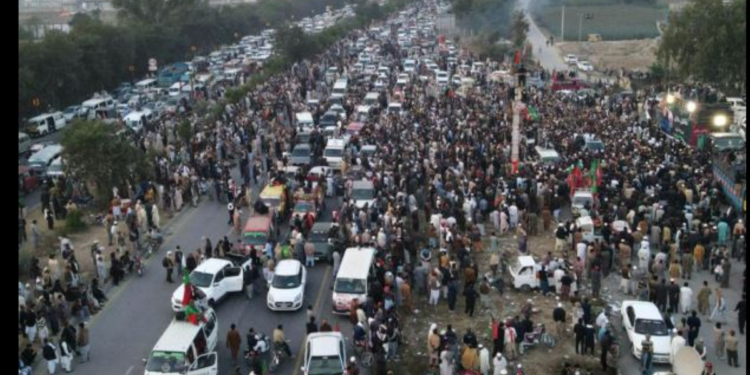 इमरान खानको रिहाइको माग गर्दै पाकिस्तानमा प्रदर्शन, १४ प्रहरी घाइते