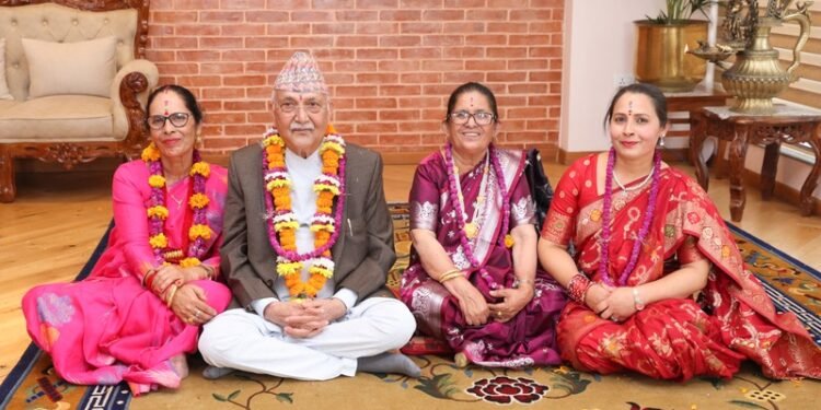 प्रधानमन्त्री ओलीले शुभ साइतमा लगाए बहिनीहरुबाट टीका