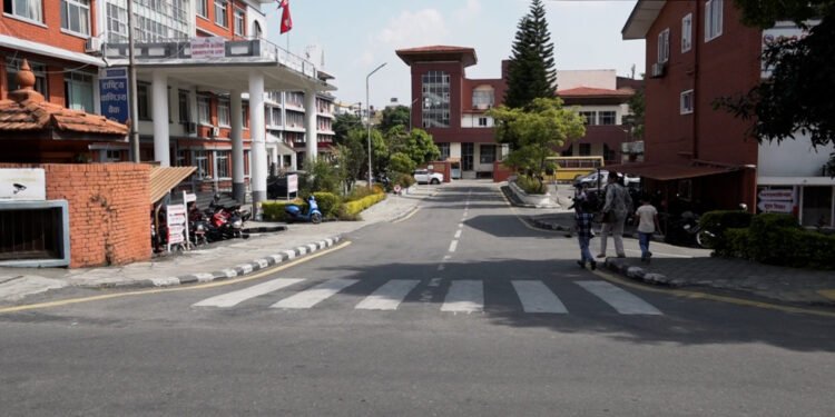 कार्यालय खुल्नैलाग्दा सार्वजनिक बिदाकाे घाेषणा, सेवाग्राही अलपत्र, कर्मचारीलाई सास्ती