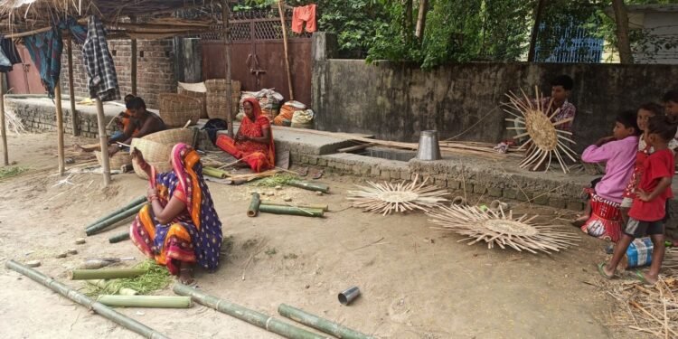 मरिक समुदाय छठका लागि बाँसका सामग्री बनाउन व्यस्त