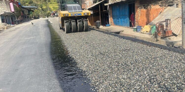 मध्यपहाडी लोकमार्गको बागलुङ खण्ड धमाधम कालोपत्र हुँदै