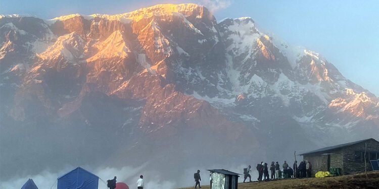 खुम्बु क्षेत्र पर्यटकले भरिभराउ, लुक्लामा एकै दिन दुई सय उडान