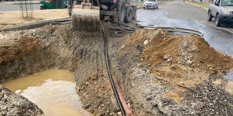 टेलिकमको पाइपबाट पानी बगेपछि…