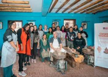 अमेरिकी कलाकार मार्क नाफजिगरले लिए नेपालमा माटोको भाँडाकुँडा बनाउने व्यवहारिक ज्ञान