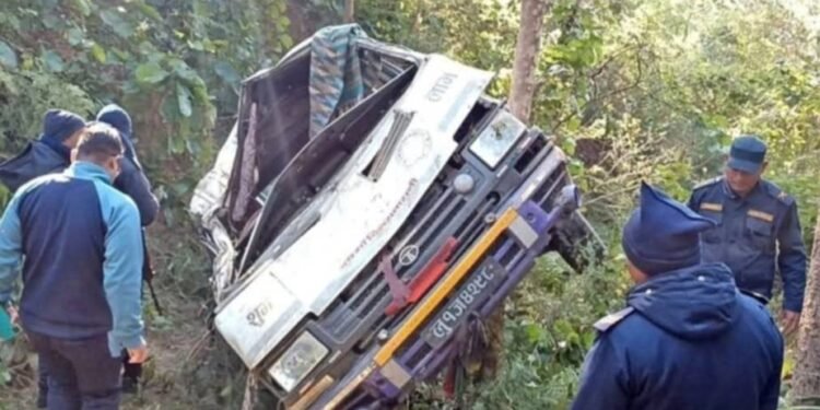 दाङमा बस दुर्घटना हुँदा २ जनाकाे मृत्यु, १२ जना घाइते