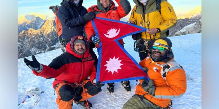 कांग्रेस महामन्त्री शर्मासहित ५ युवाले गरे लोबुचे हिमाल आरोहण