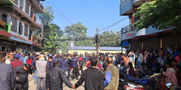 चितवनमा रवि लामिछानेका समर्थक र प्रहरीबीच झडप