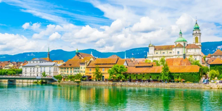 यस्तो शहर, जहाँ कहिल्यै १२ बज्दैन