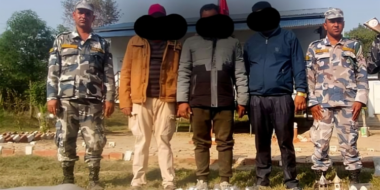 कैलालीमा १ करोड बढीको सुन, चाँदी र नगदसहित ३ जना पक्राउ