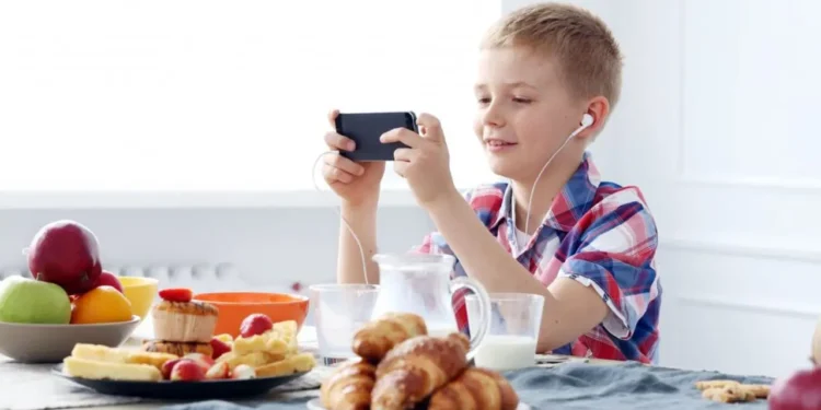 के तपाईको बच्चाले पनि मोबाइल नहेरेर खाना खाँदैनन् ? होसियार