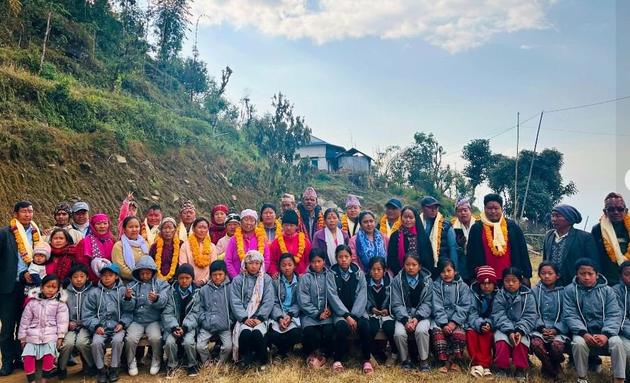 खोटाङमा एमाले नेता विशाल भट्टराई तथा गैरसरकारीकाे सहयोगमा विद्यार्थीलाई ‘ज्याकेट’ वितरण