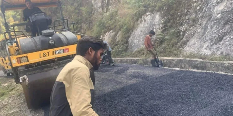 पर्वतको लुङ्खु-हुवास सडक धमाधम कालोपत्र हुँदै