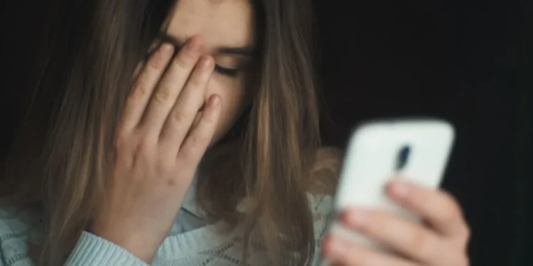 सामाजिक सञ्जालमा नकारात्मक सामग्रीले मानसिक स्वास्थ्य बिगार्छ, होसियार हुनुहोस् : अध्ययन