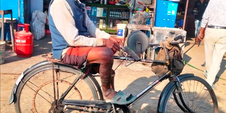 ७० बर्षको उमेरमा पनि जवानीकै मिहिनेत, हतियारमा ‘धार’ लगाउँछन् मुखिया