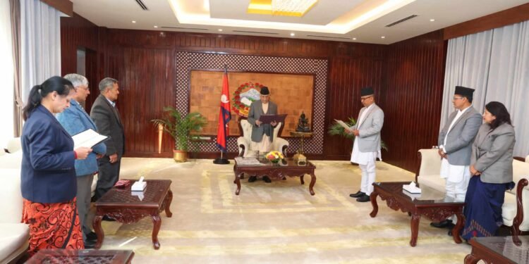 प्रमुख सूचना आयुक्त र आयुक्तहरुको शपथ