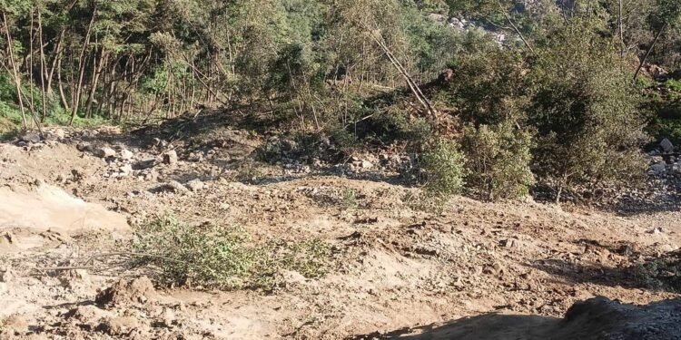 रोकिएन तिङ्लामा पहिरो, सयभन्दा बढी घर जोखिममा