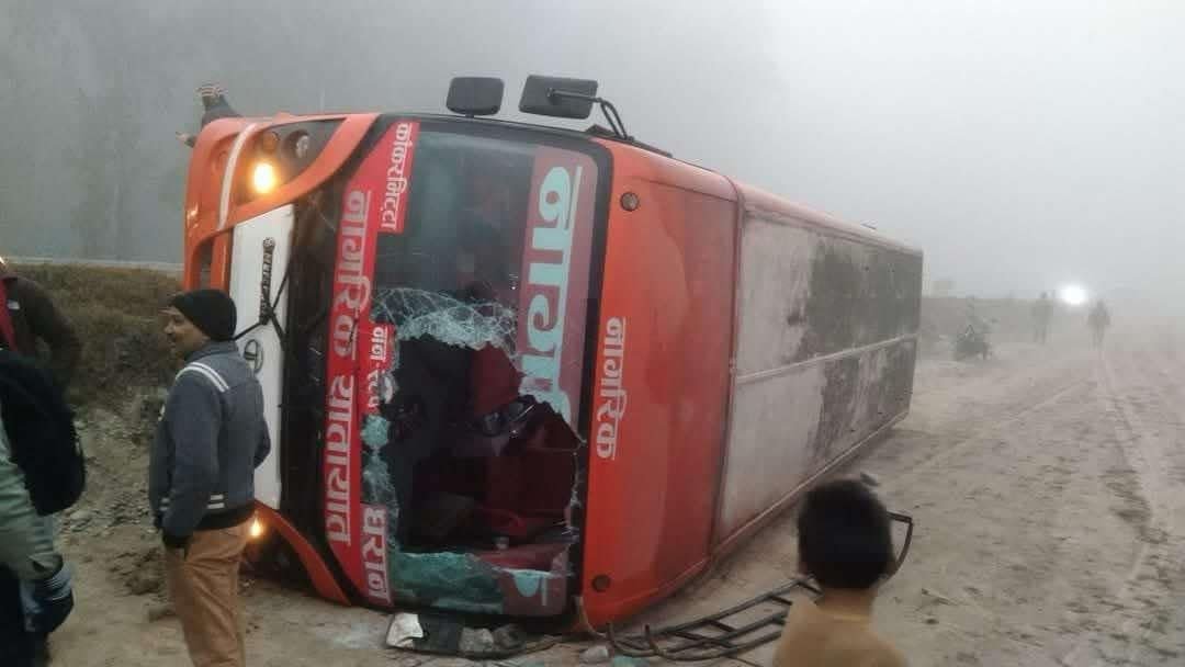झापाको धरमपुरमा बस दुर्घटना, एक दर्जन यात्रु घाइते