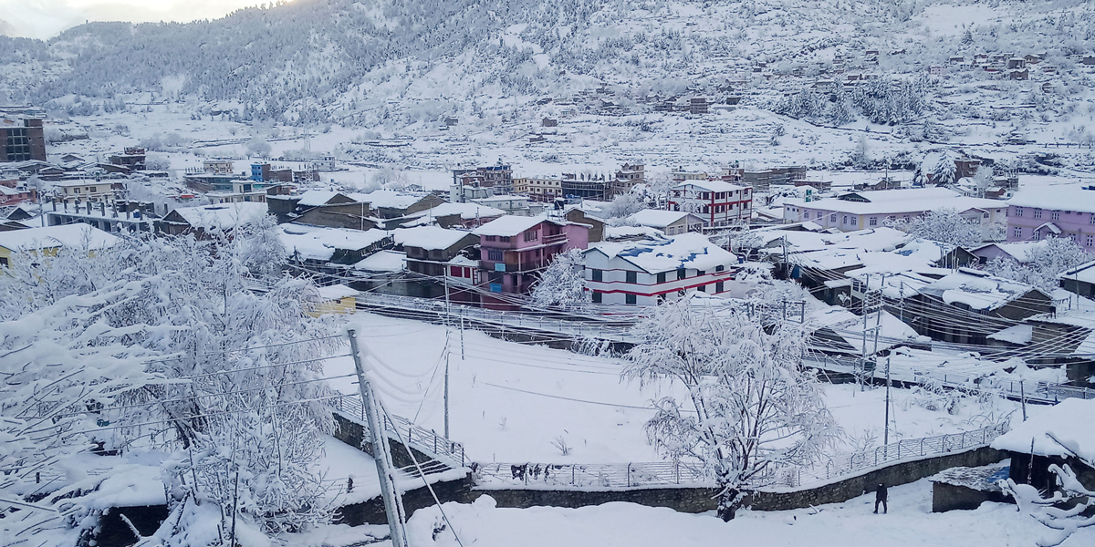 मनाङमा पहिलो हिमपात, किसानमा खुसीयाली