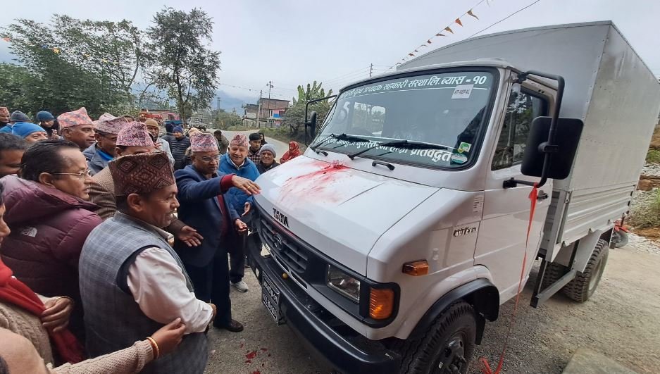 अनुदान नपाएपछि किसानले दूध बेच्न किने ‘ट्रक’