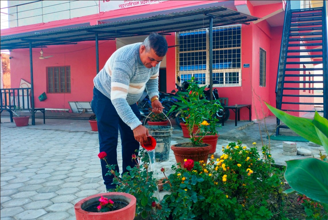 वडाध्यक्षको पहलमा कार्यालय परिसरमा फूलबारी