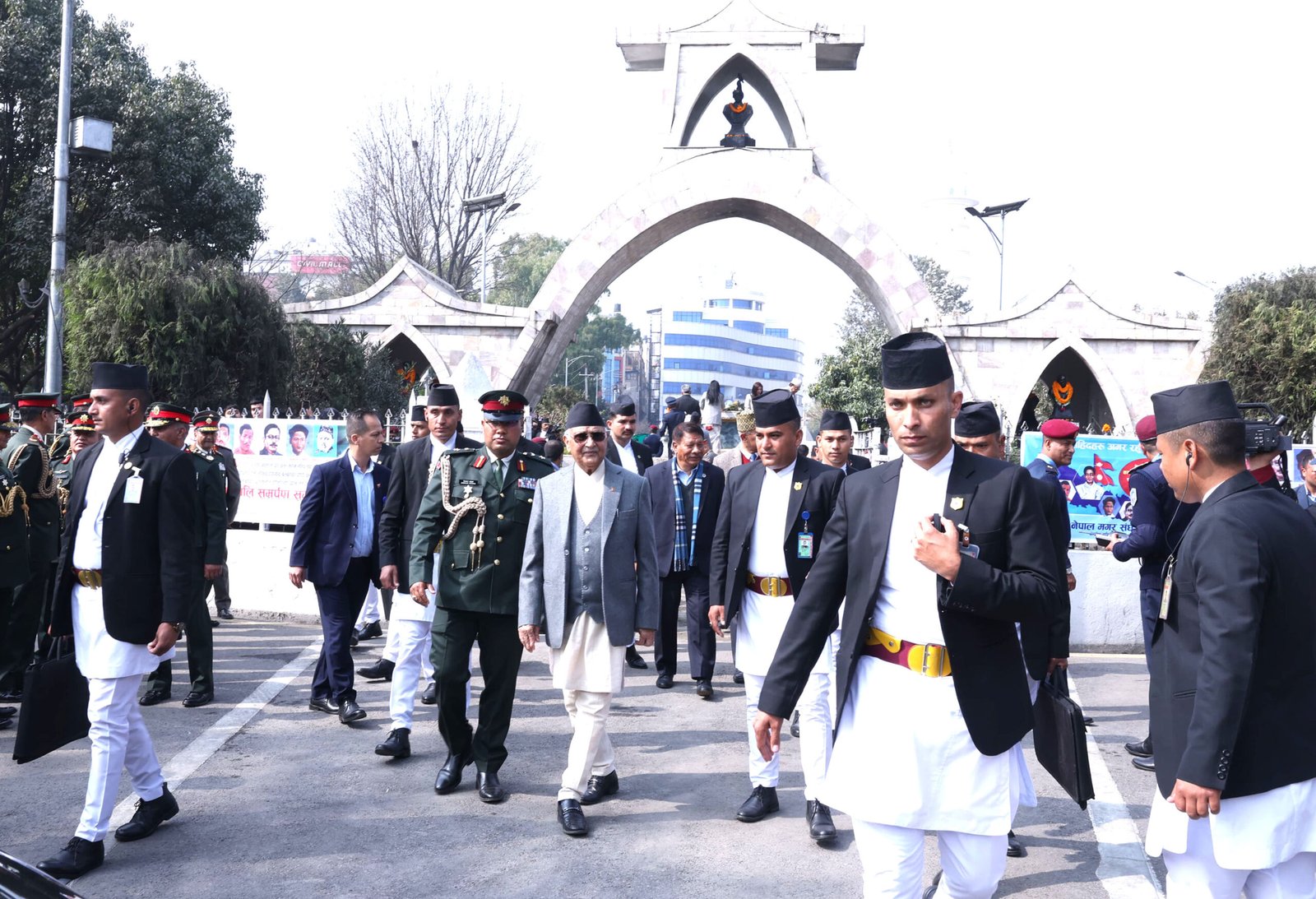 प्रधानमन्त्रीबाट सहिद स्मारक र सहिदगेटमा पुष्पहार अर्पण