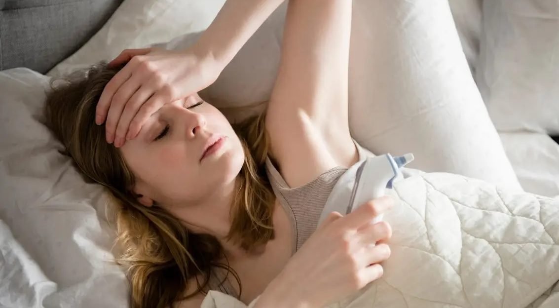 महिलालाई राति किन पसिना आउँछ रु जान्नुहोस् यसका कारण