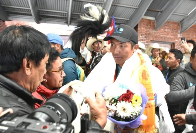 कीर्तिमानी पर्वतारोही मिङ्मा जी शेर्पालाई विमानस्थलमा स्वागत