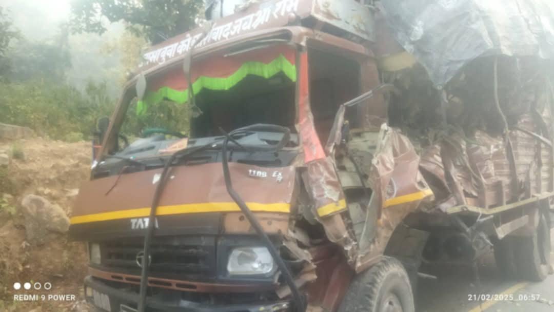 उदयपुरमा जन्ती बोकेको बस र ट्रक ठोकिँदा एकको मृत्यु, पाँच घाइते