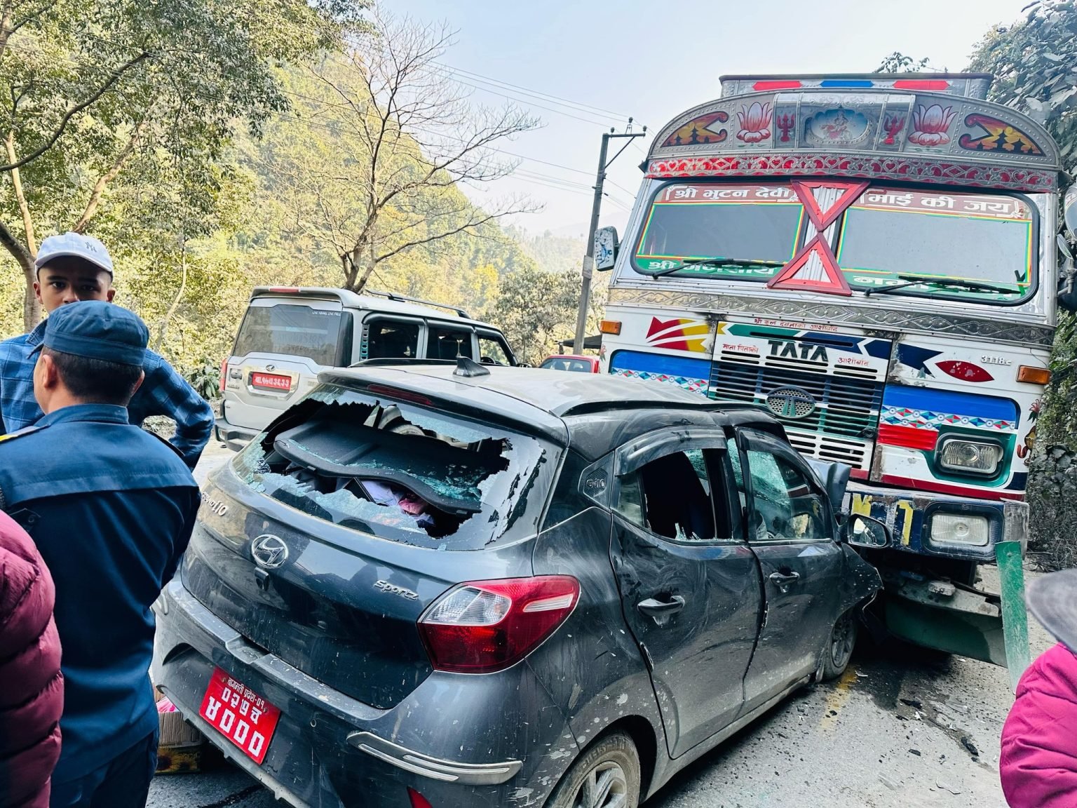 पृथ्वी राजमार्गमा ट्रक र कार ठोक्किँदा एक जना घाइते
