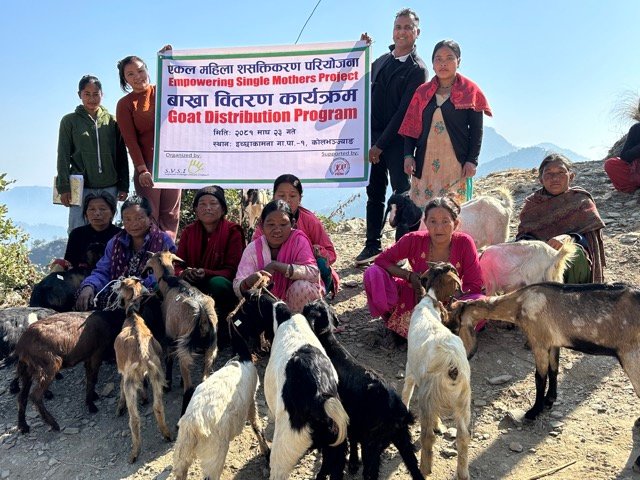 एकल चेपाङ महिलालाई बाख्रा वितरण