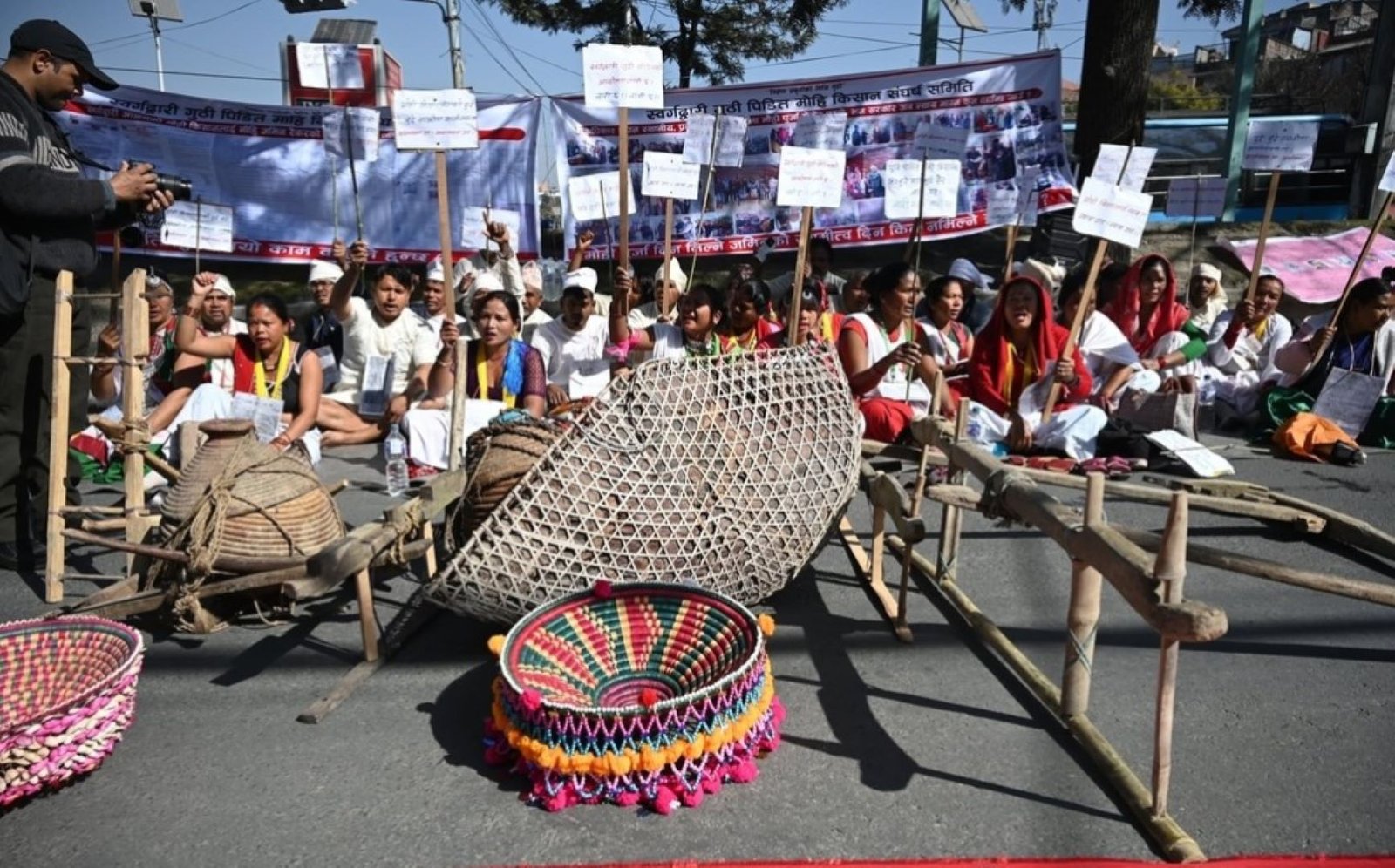 माइतीघरमा स्वर्गद्वारी गुठी पीडित मोही किसानको धर्ना