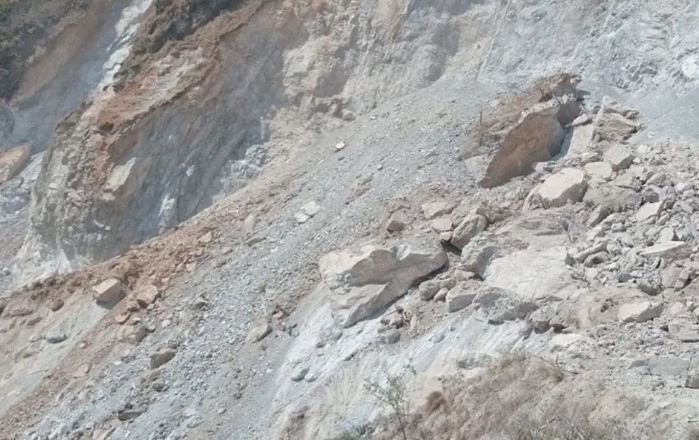 पहिरोले हुम्लाको खच्चा सडक अवरुद्ध