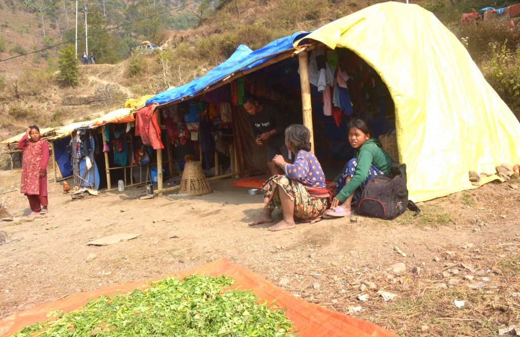 ४ महिनादेखि त्रिपालमुनि खानीखोलाका घरपरिवार, गाँस बासको समस्या भएको गुनासो