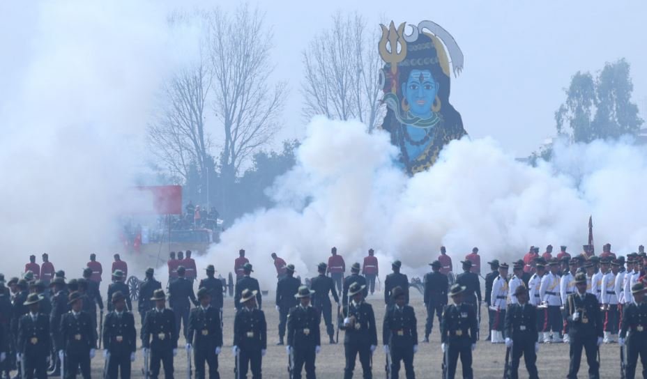 स्थापना दिवससको अवसरमा सैनिक मञ्चमा नेपाली सेनाको हर्ष बढाईं