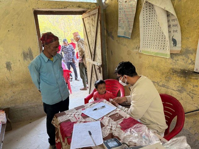 गाउँमै पुगेर उपचार गर्दै स्वास्थ्यकर्मी