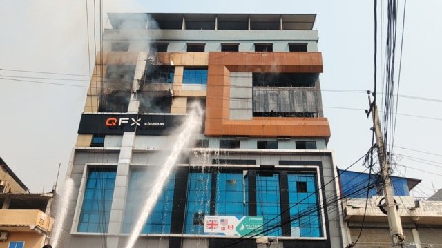 इटहरी सेन्टर प्लाजा आगलागी अपडेट : ११ जनाको उद्धार