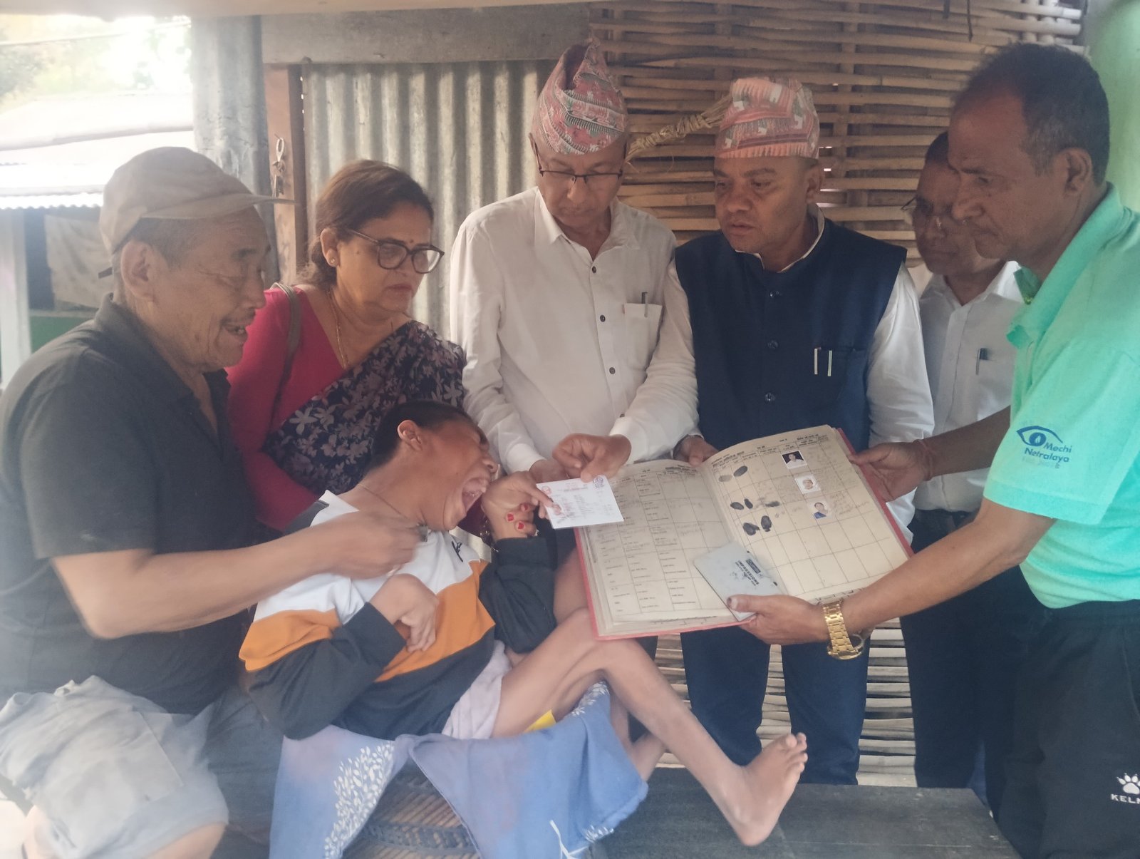 पूर्ण अपाङ्गता भएका मेचीनगर-३ का राईले घरमै पाए नागरिकता