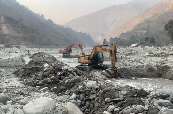 बाढीपहिरोले क्षतिग्रस्त बिपी राजमार्गको मर्मत तीव्र, अस्थायी सुधारपछि पुनर्निर्माण योजना अघि बढ्दै