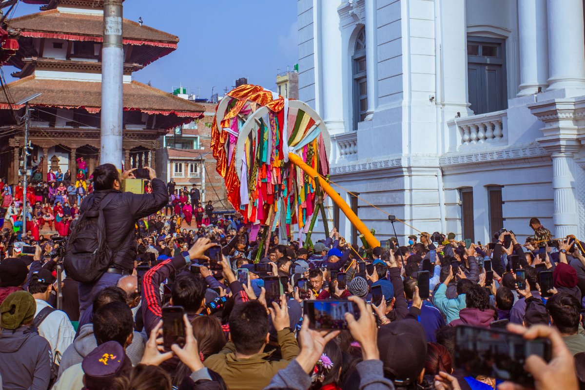 बसन्तपुरमा ठड्याइयो चीर, विधिवत रुपमा सुरु भयो होली