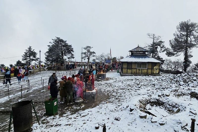 पाथीभरामा मुख्य प्रवेशद्वारभित्रका मानव निर्मित संरचना हटाइने