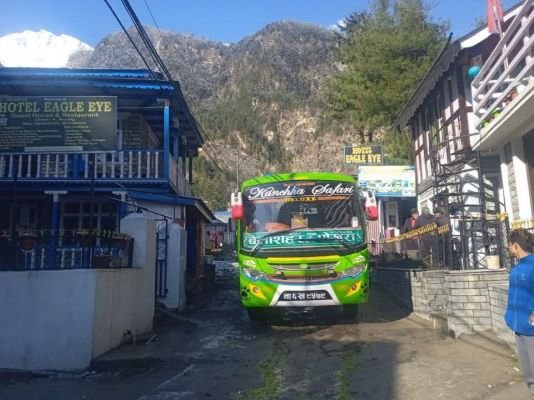 परीक्षणका लागि मनाङ पुग्यो बस