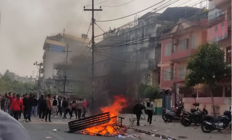 तीनकुनेमा झडप, केही घरमा आगजनी र तोडफोड