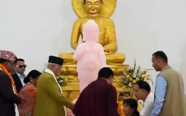प्रधानमन्त्री ओलीद्वारा लुम्बिनीमा लिटिल बुद्धको मूर्तिको अनावरण