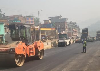 मुग्लिन पोखरा सडक :  दमौली बजारस्थित बागबजार खण्डमा दोस्रो चरणको कालोपत्र सुरु