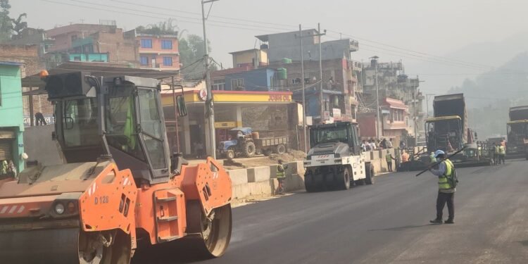 मुग्लिन पोखरा सडक :  दमौली बजारस्थित बागबजार खण्डमा दोस्रो चरणको कालोपत्र सुरु