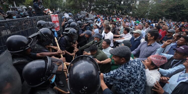 प्रहरी र शिक्षकहरूबीच झडपको मूल जड : आन्दोलनको दिशा र रणनीतिमा देखिएको अराजकता