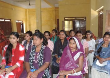 मिथिला ‘पेन्टिङ’ सिकाइमा जम्दै किशोरी