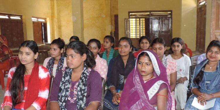 मिथिला ‘पेन्टिङ’ सिकाइमा जम्दै किशोरी